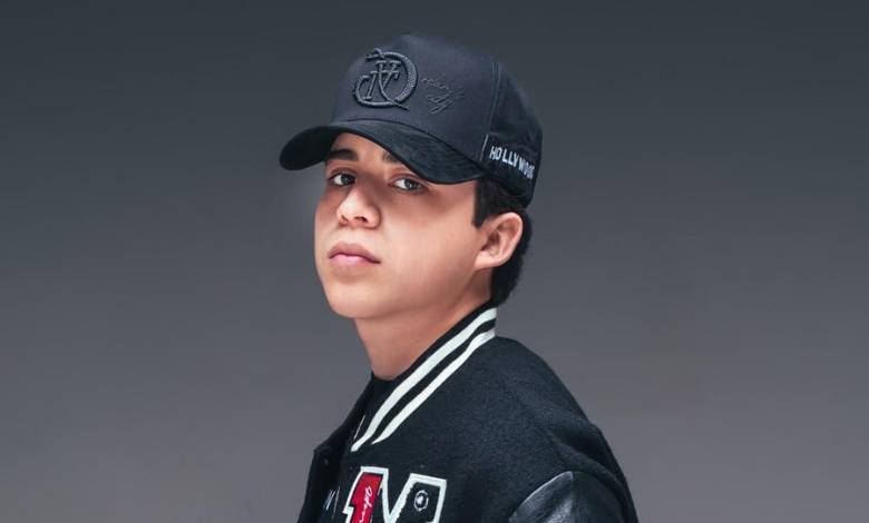 Omar Camacho Singer